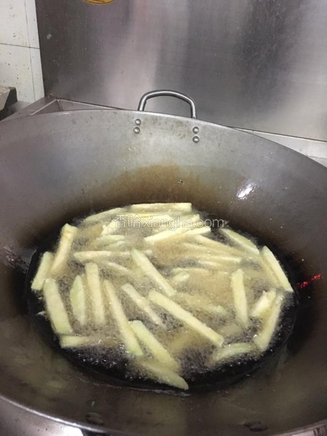 热锅下油~油温5成热的时候，就可以下茄子啦?