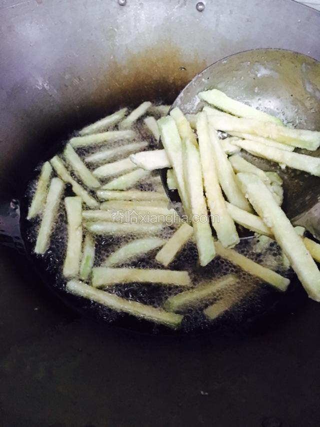 炸到茄子微微变焦就好啦~不用炸太久?