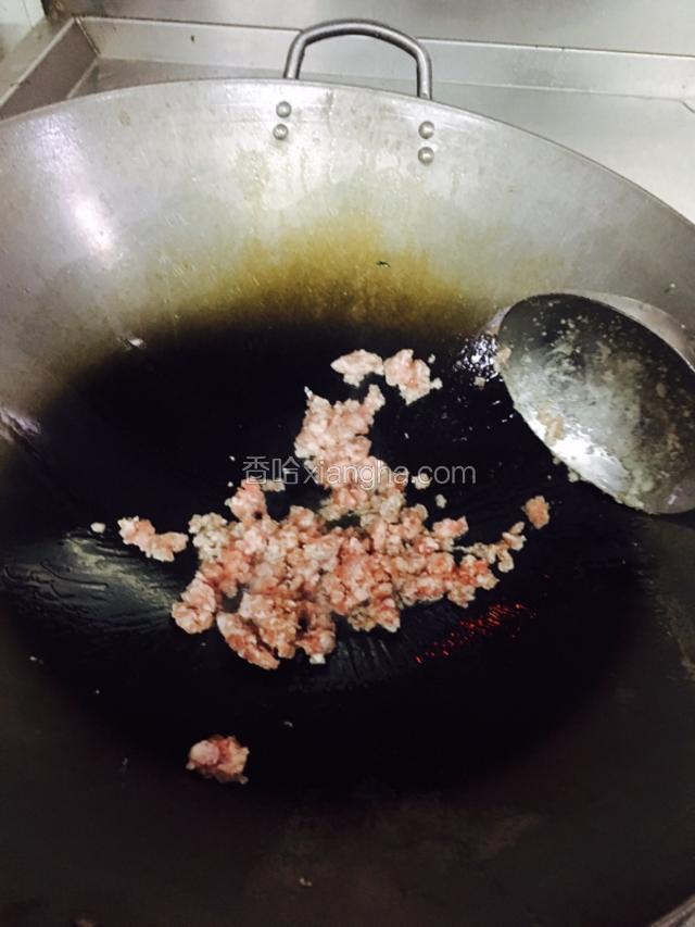 热锅下油，翻炒肉末一下~