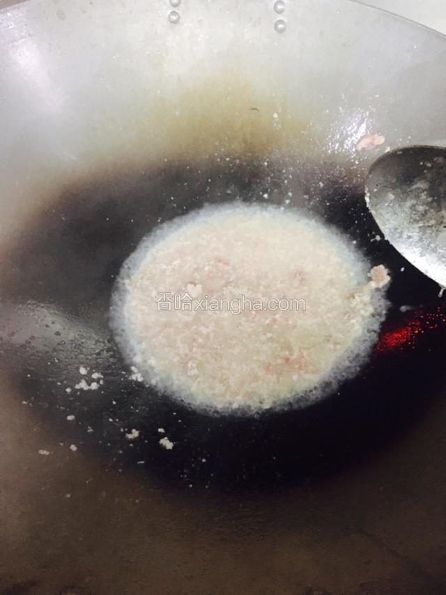 然后加水…一碗就好，盖过肉末就好啦?