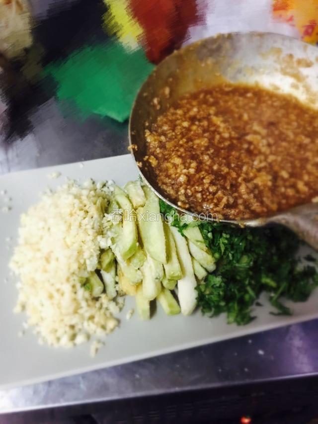 茄子摆好，将蒜末和香菜末分别铺到两侧~中间淋上肉末??就好啦?