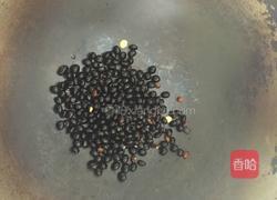 猪小肚十月黑汤(小孩尿床偏方)的做法图解1
