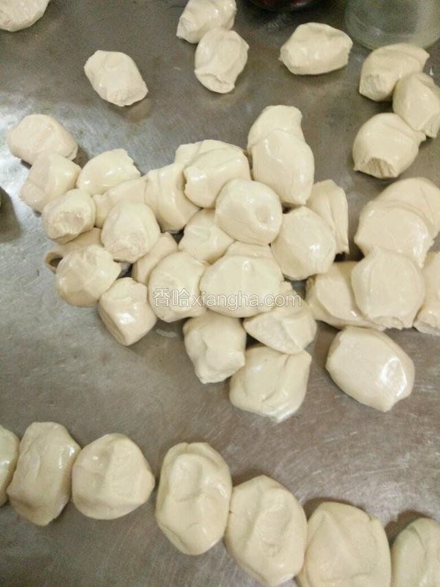 面粉加适量盐用冷水和成面团，一般一斤面粉四两水，（根据天气冷热和面粉的干湿度做适量调整），然后面团揉之表面光滑，醒二十分钟，在分成重约一两的面挤子，记得刷油哦，不然粘一起了