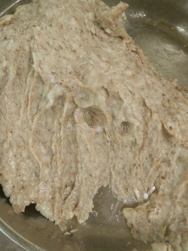 猪板油搅碎，成泥状，加入十三香粉五香粉鸡精味精盐适量，（和平时拌猪肉馅差不多，根据自己的口味添加）