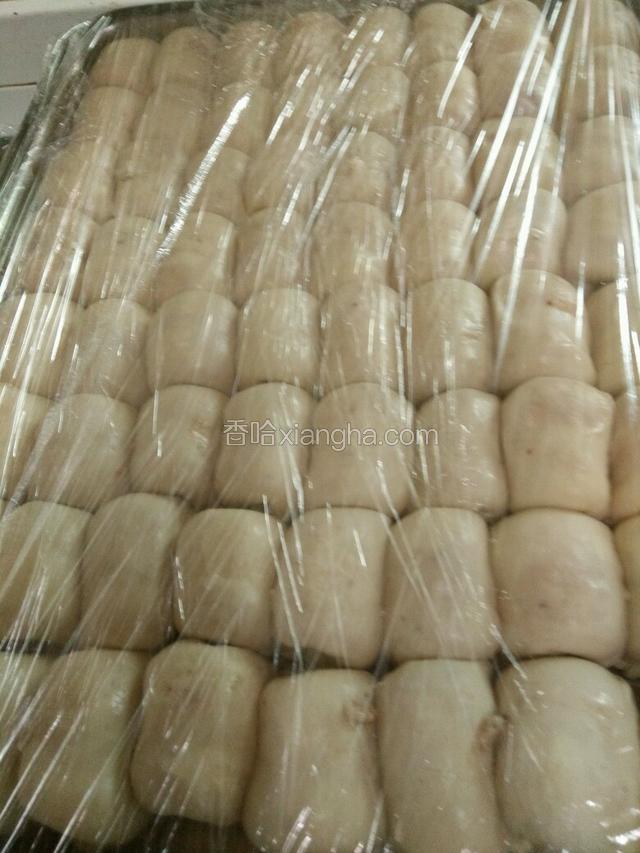 均匀的抹油后从一端卷到另一端，然后对折，把两个口捏在一起，然后口朝下一个个放好，保鲜膜密封放冰箱冷冻就行了，吃的时候拿出来自然解冻