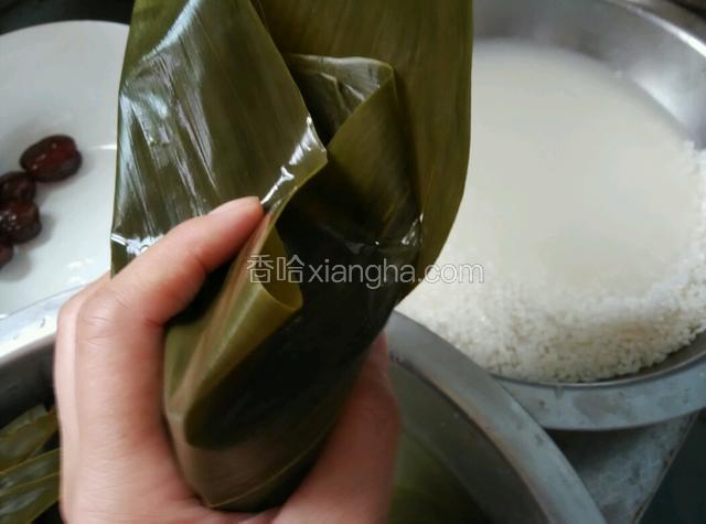 把上面的粽叶盖过来