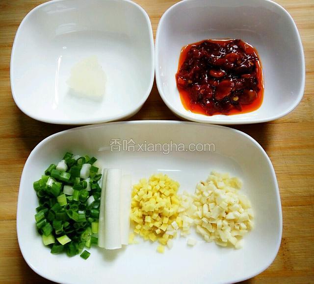 准备好冰糖、郫县豆瓣，大葱切段、小葱、姜、蒜切小粒