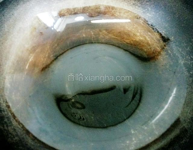 锅里放一小勺油，端起锅晃荡一周保证鱼下锅的地方都有油，开火
