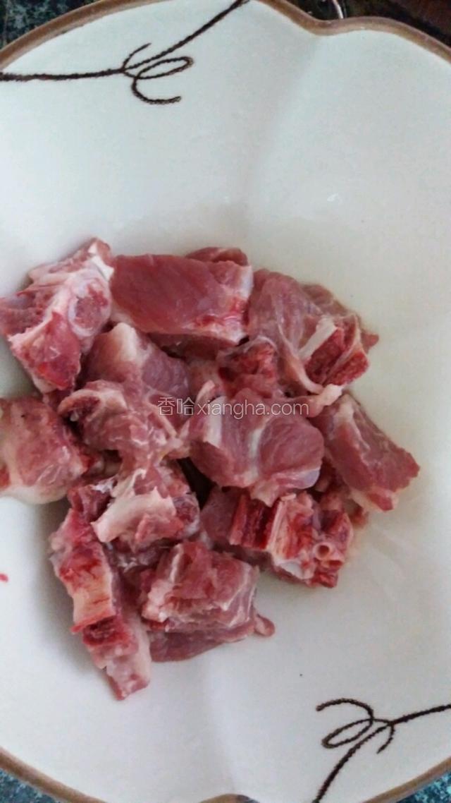 排骨洗净，水烧开，过下水