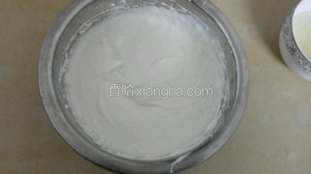 淡奶油加入白糖30克打至七分发，刚见纹路即可！