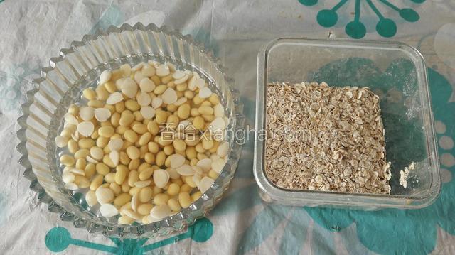黄豆，杏仁提前泡6-8小时洗净备用