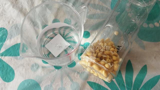然后把泡发黄豆，杏仁放料理机桶加入凉白开水