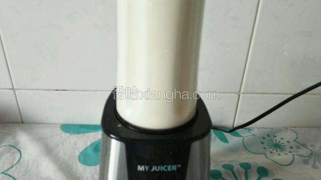 拧紧放入料理机中，高速打成汁