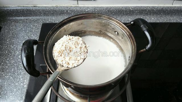 放火上开锅改小火煮5-10分钟，去掉豆腥味，加入即熟燕麦片在煮2-3分钟