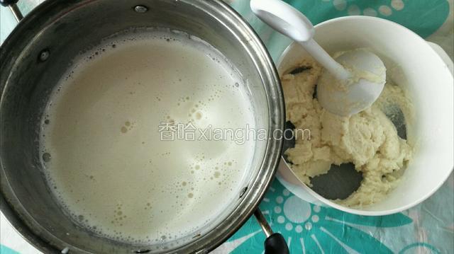 过滤浓汁倒入煮锅中去渣