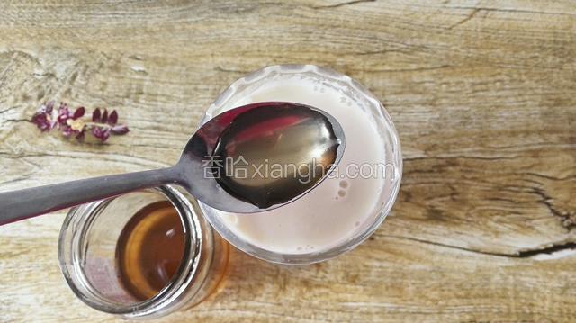 然后倒入杯中，稍凉一会加入一勺蜂蜜搅匀即可饮用，也可放冰箱冷藏凉口感更佳
