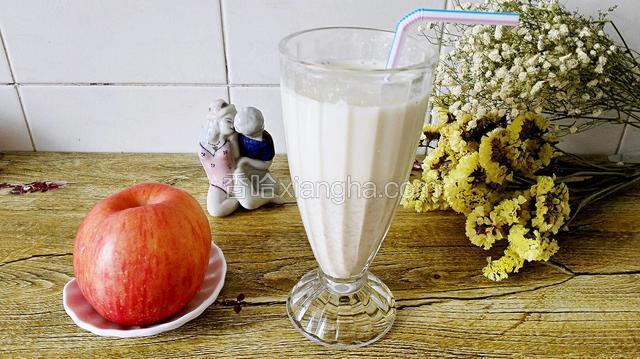 摆放装饰，洗净苹果代餐饮用。