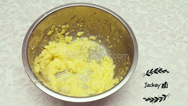 将软化好的100克黄油用打蛋器微微打发至散。（不需要太散，电动打蛋器1档5秒即可）