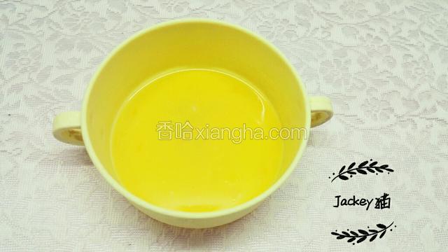 把一个鸡蛋打散（鸡蛋别太大别太小，普通大小就好，大约30克）。