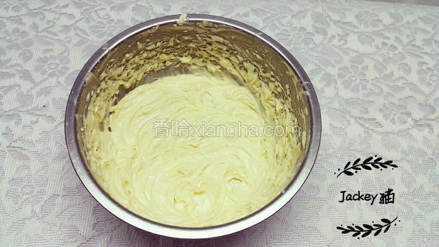 鸡蛋液分两次倒入打发好的黄油中，每加入一次蛋液都要与黄油打匀。