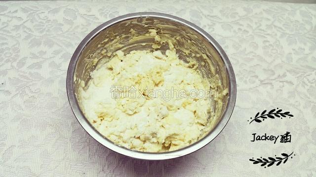 把180克低筋面粉、2克泡打粉、10克奶粉筛入碗中，并用刮刀搅拌均匀。