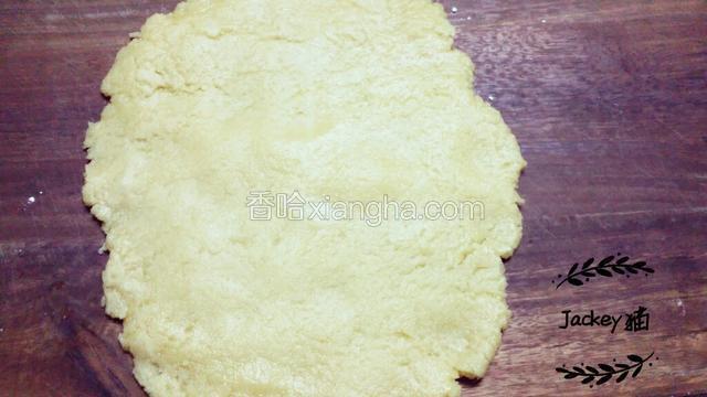1小时后取出饼干面团，用擀面杖成4~5毫米左右的面饼。