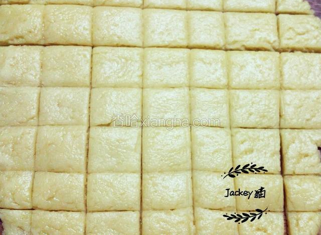 用自己喜欢的模具印在面饼上。（原谅我有点小懒惰，不舍得拿模具，只好用刀切成方形）
