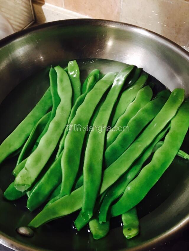 放一锅水，水开后将芸豆放入焯熟备用。