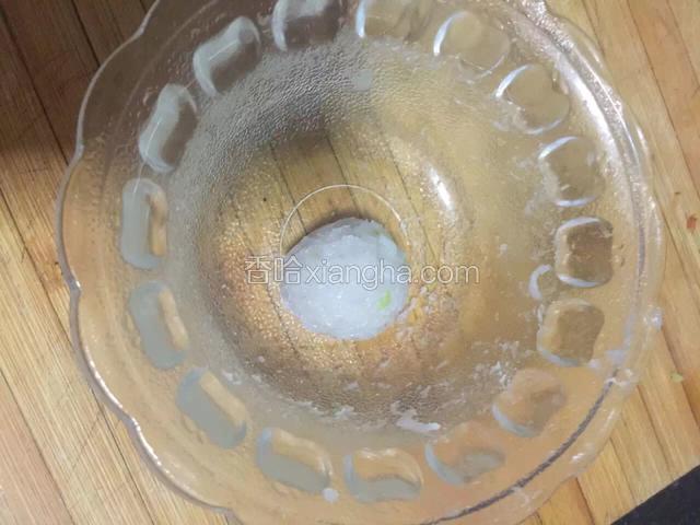 这里有个小窍门，可以用一个圆的碗，在里面打圈，自然就很圆，懂了吗？