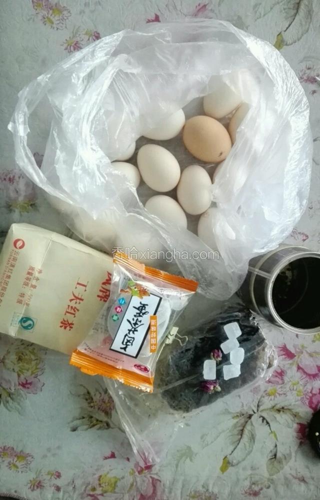 准备材料，鸡蛋，卤料包，红糖冰糖，玫瑰花，辣椒，花椒，生姜，茶叶。