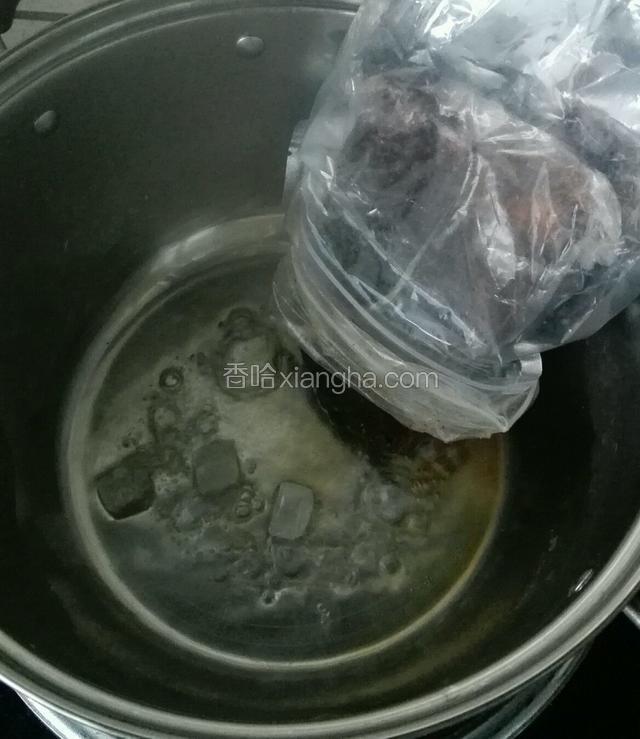 锅中加入少量水，加入冰糖，红糖