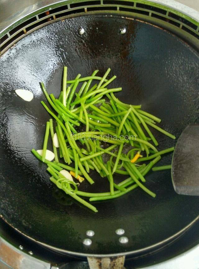 锅热放猪油先炒茎，大蒜仔