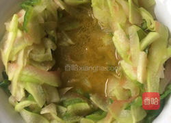 青椒瓜皮小炒的做法图解3