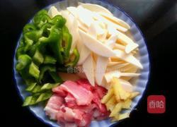 青椒肉片炒茭白的做法图解1