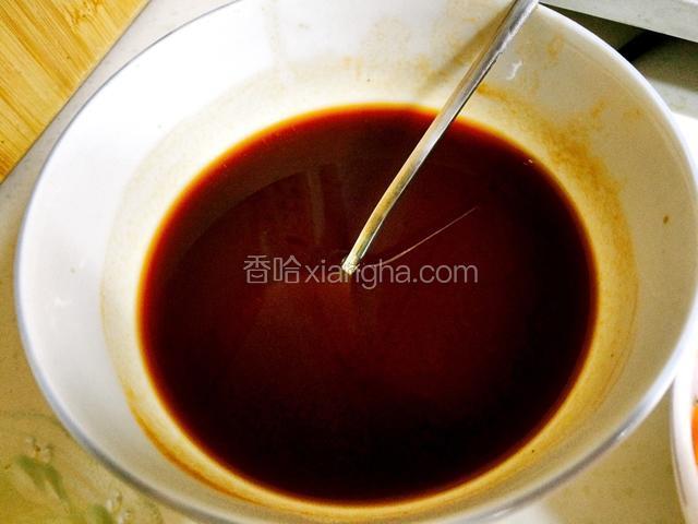 把番茄酱酱油生抽盐白糖蚝油，少许清水搅拌均匀。