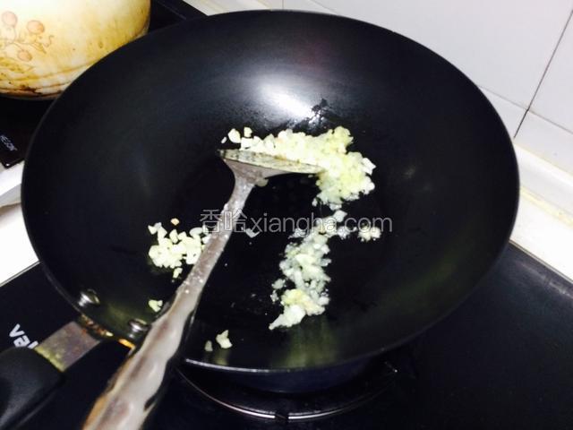 锅内放少许油，炒香蒜末姜末。