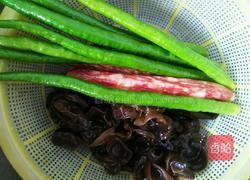 臘腸尖椒炒木耳的做法圖解1