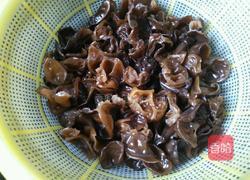 腊肠尖椒炒木耳的做法图解2