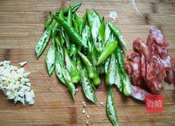 腊肠尖椒炒木耳的做法图解3