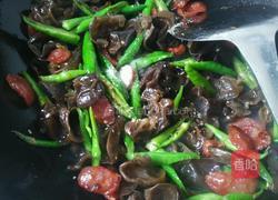腊肠尖椒炒木耳的做法图解8