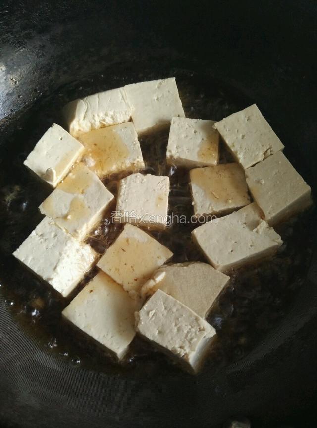 锅内放油，不用太多，豆腐高度的一半多。煎豆腐。