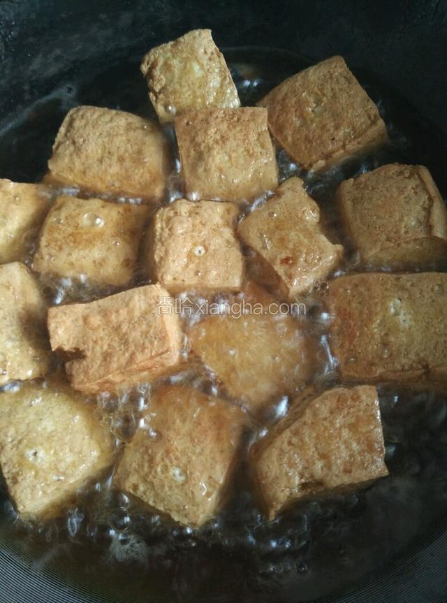 炸至整个豆腐块都成金黄色。