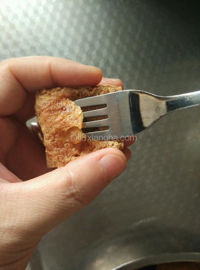 用一个叉子叉开豆腐的上面。