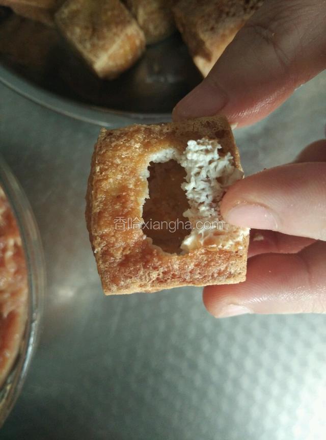 把里面的豆腐掏出来一部分，使豆腐成一个里面空的盒子。