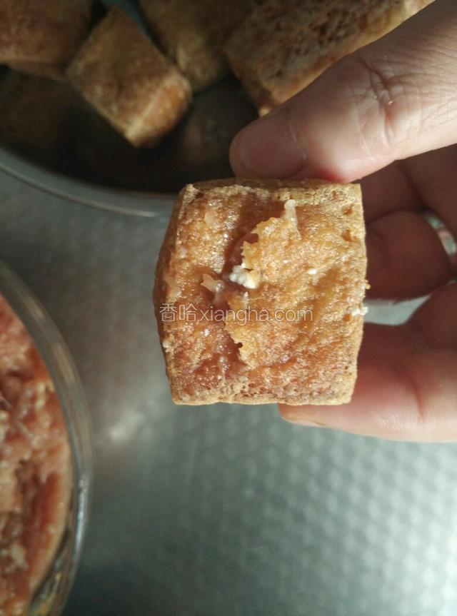 填满肉馅盖上翘开的豆腐皮。