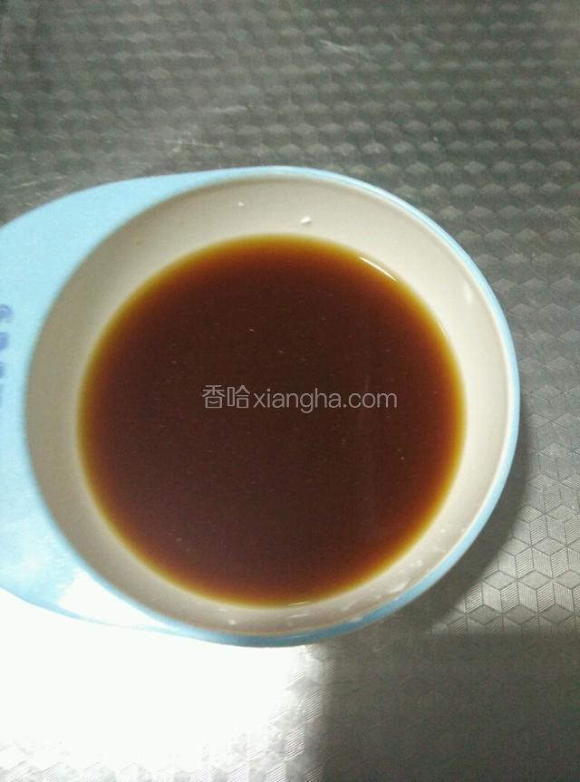 调好酱汁备用，酱汁里面有一点料酒，生抽，淀粉，鸡精，白糖，水，蚝油稍微多点（因为没放盐）搅匀，酱汁的多少视豆腐盒子的多少决定。