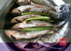 香酥鲫鱼的做法图解1