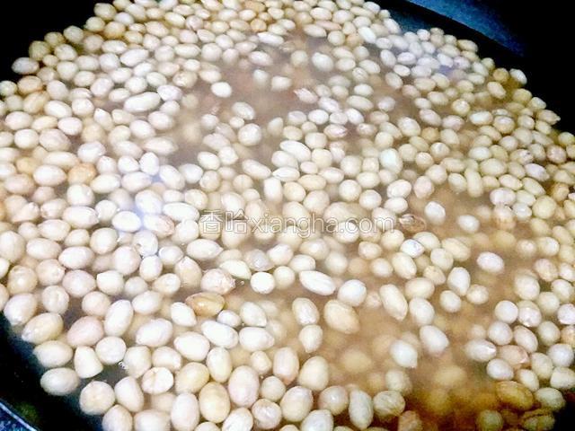 花生放在沸水中煮5分鐘撈起備用