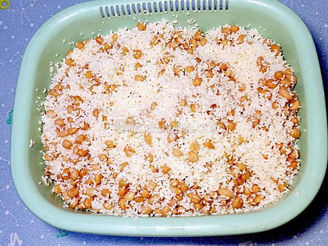 糯米中加入食油、鹽和瀝乾水的花生拌勻