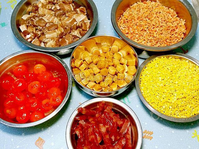 將腊腸切35份，所需的饀料準備好開始包粽子